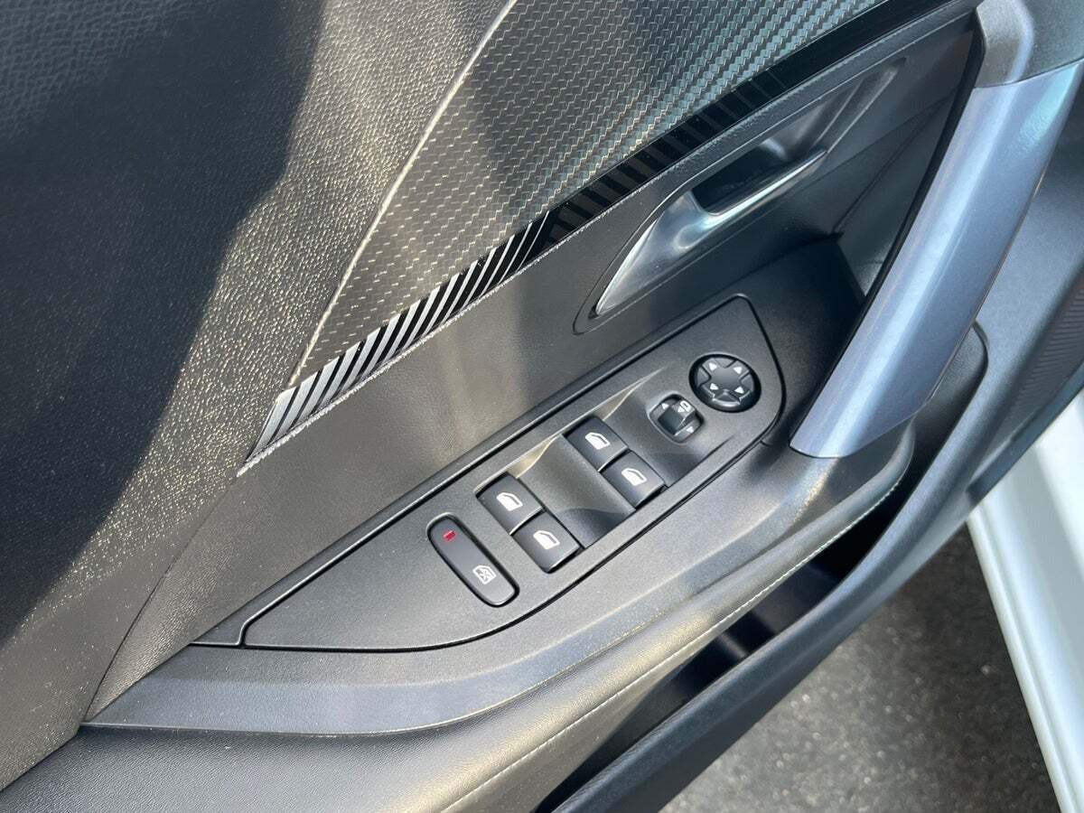 Hvid Peugeot 2008 fra 2020