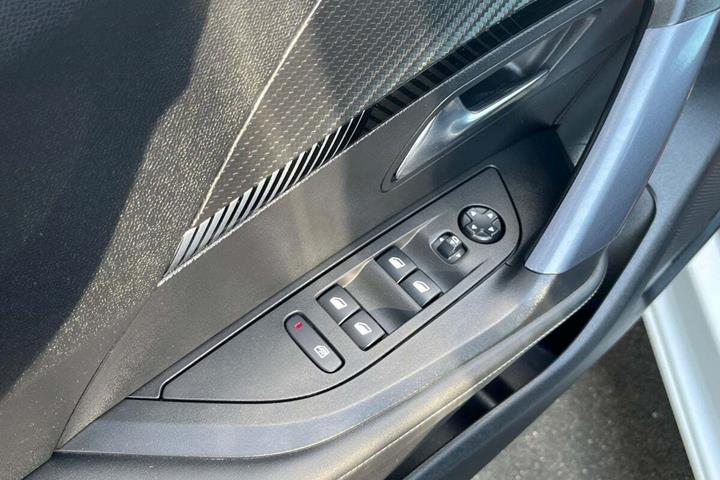 Hvid Peugeot 2008 fra 2020
