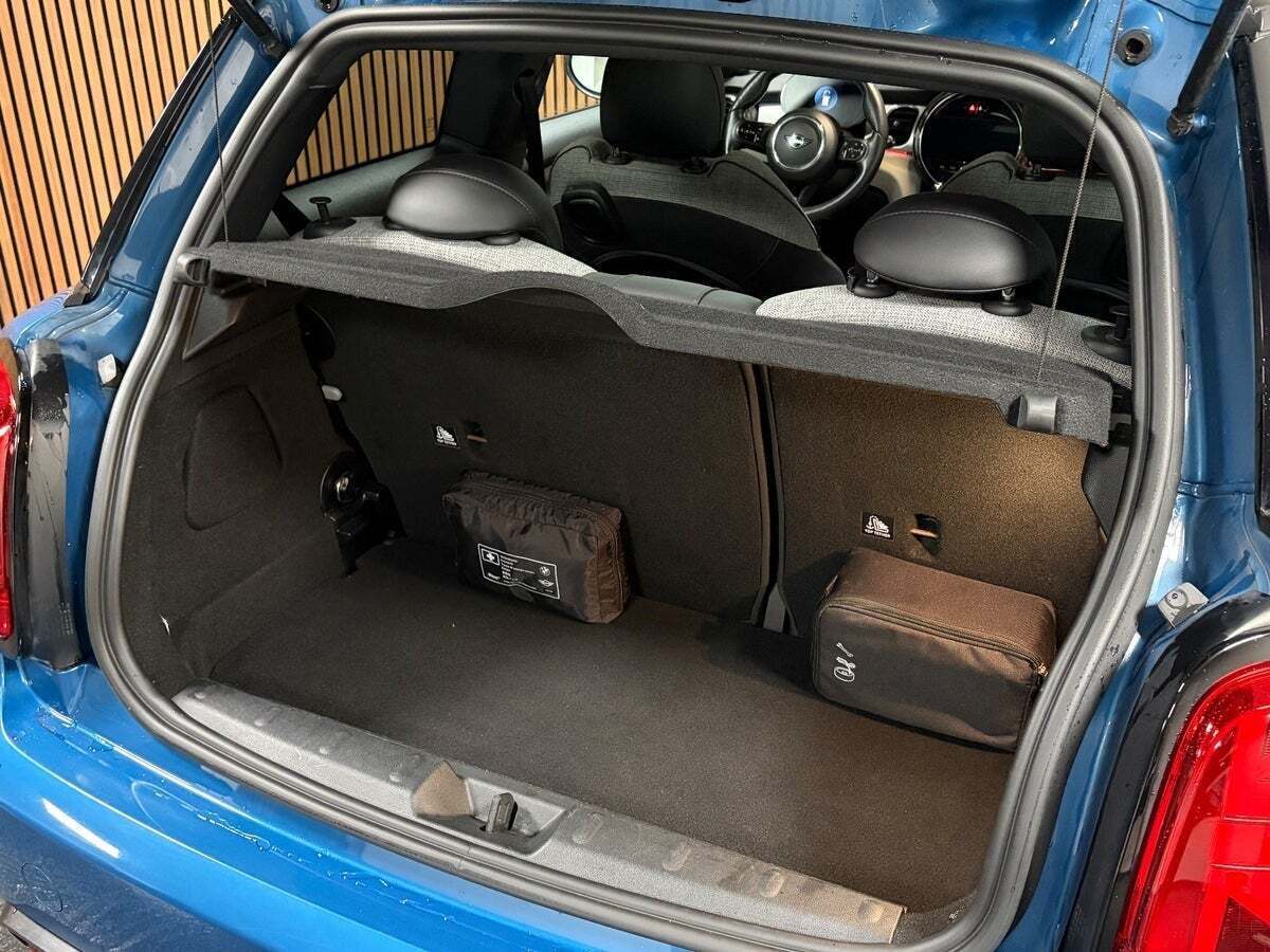 Blå Mini Cooper SE fra 2021