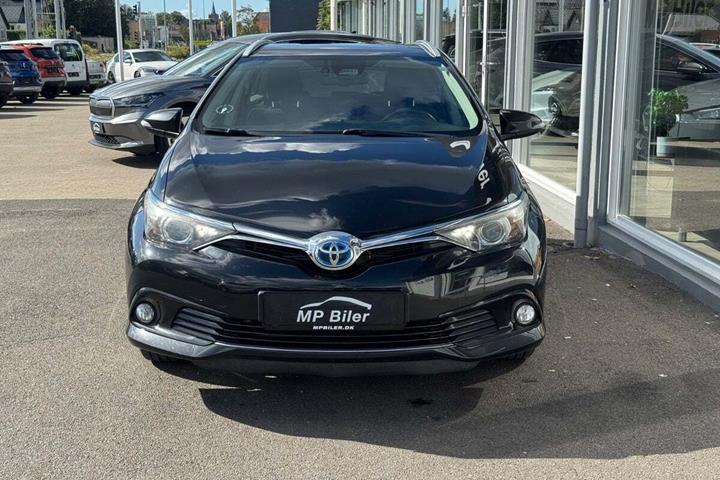 Sort Toyota Auris fra 2016 set udefra