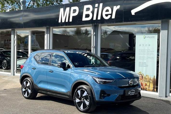 Blå Volvo EX40 fra 2024 set udefra