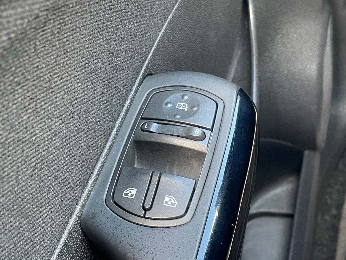 Sort Opel Corsa fra 2014