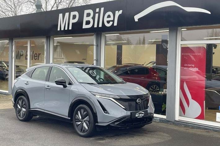 Grå Nissan Ariya fra 2024 set udefra