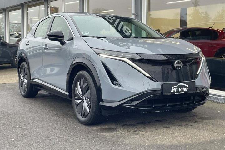 Grå Nissan Ariya fra 2024 set udefra
