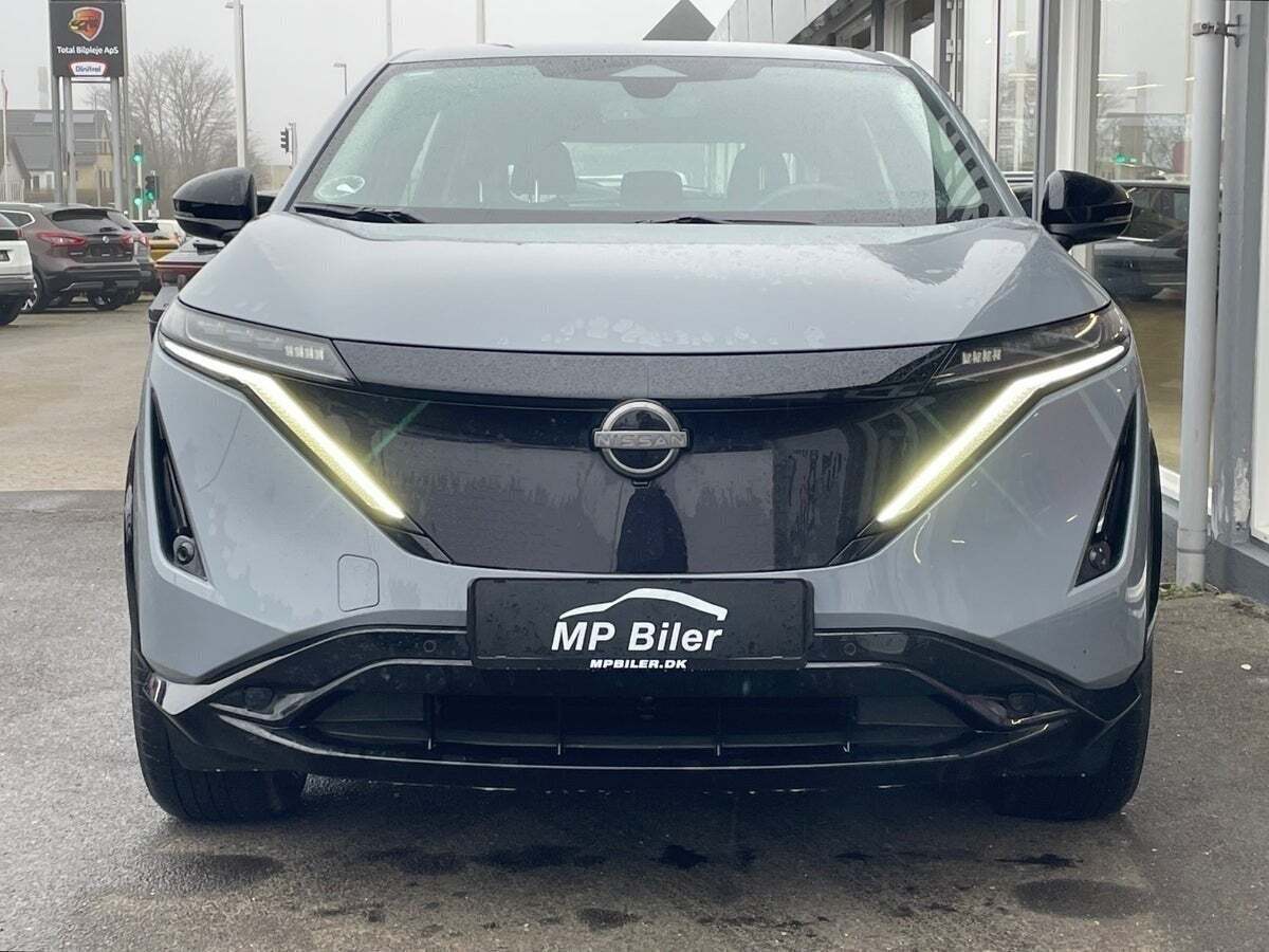 Grå Nissan Ariya fra 2024 set udefra