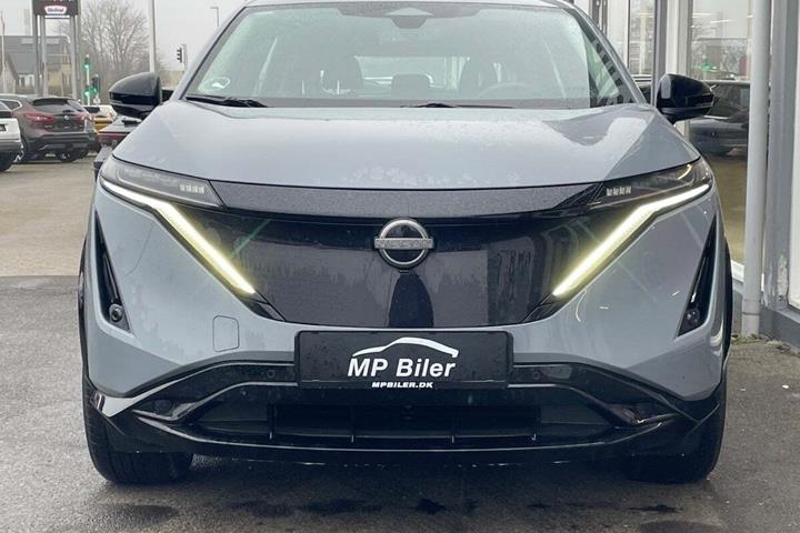 Grå Nissan Ariya fra 2024 set udefra