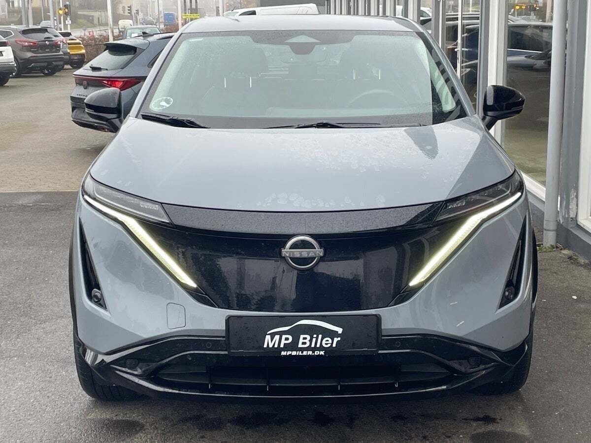 Grå Nissan Ariya fra 2024 set udefra