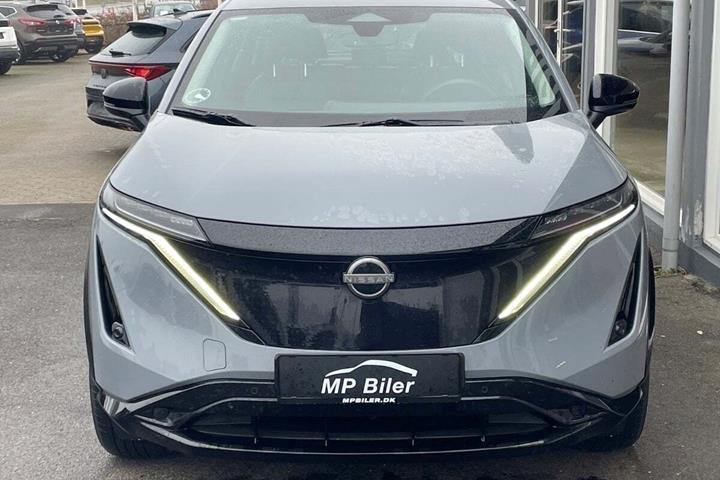 Grå Nissan Ariya fra 2024 set udefra