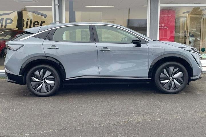 Grå Nissan Ariya fra 2024