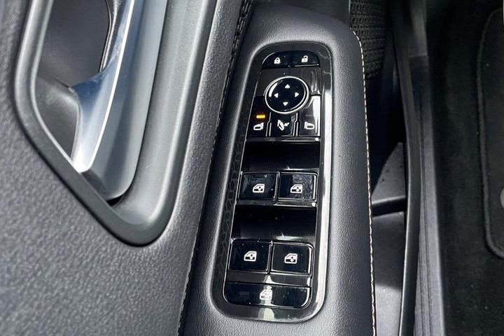 Grå Nissan Ariya fra 2024