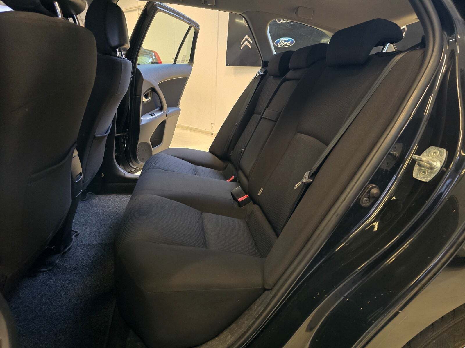 Sort Toyota Avensis fra 2010