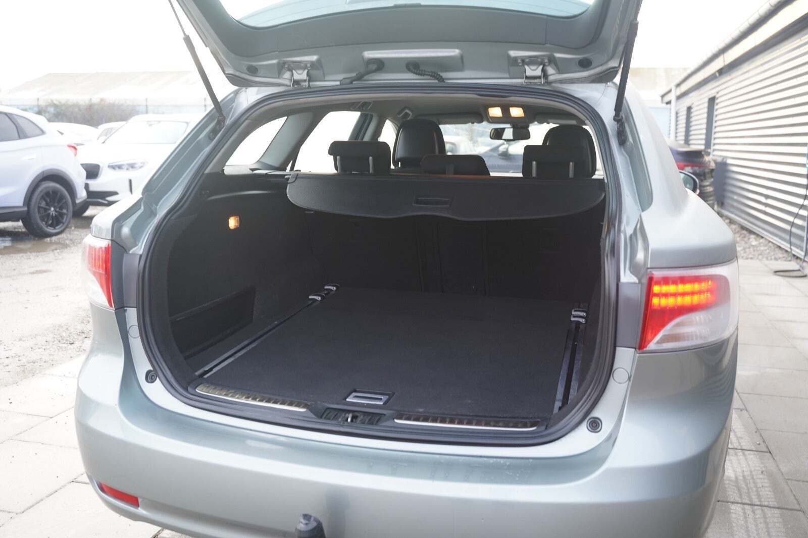 Grå Toyota Avensis fra 2010