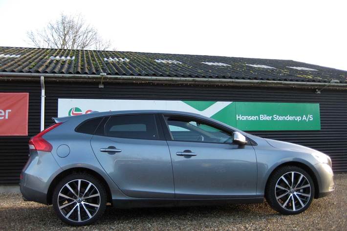 Grå Volvo V40 fra 2018