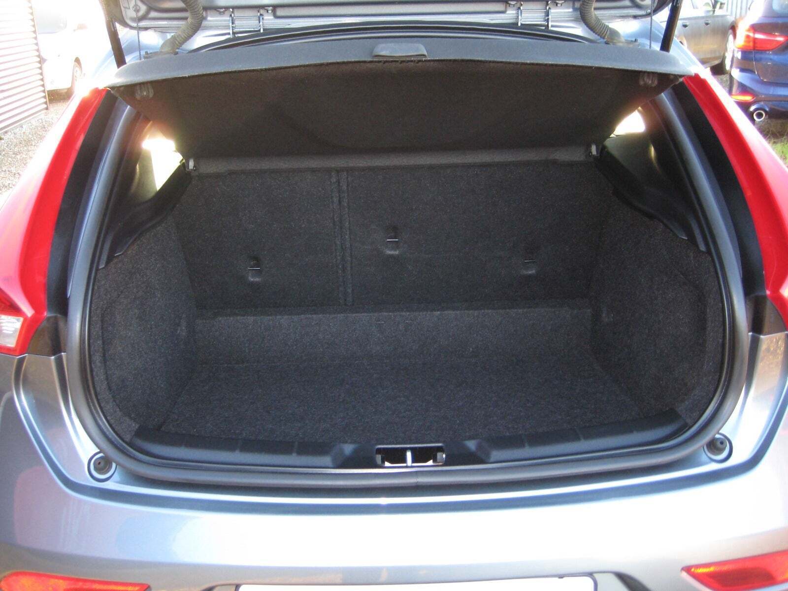 Grå Volvo V40 fra 2018