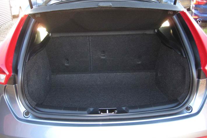 Grå Volvo V40 fra 2018