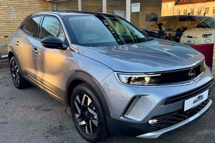 Sølv Opel Mokka-e fra 2023 set udefra