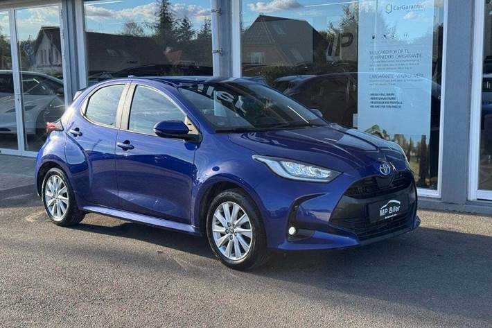 Blå Toyota Yaris fra 2021