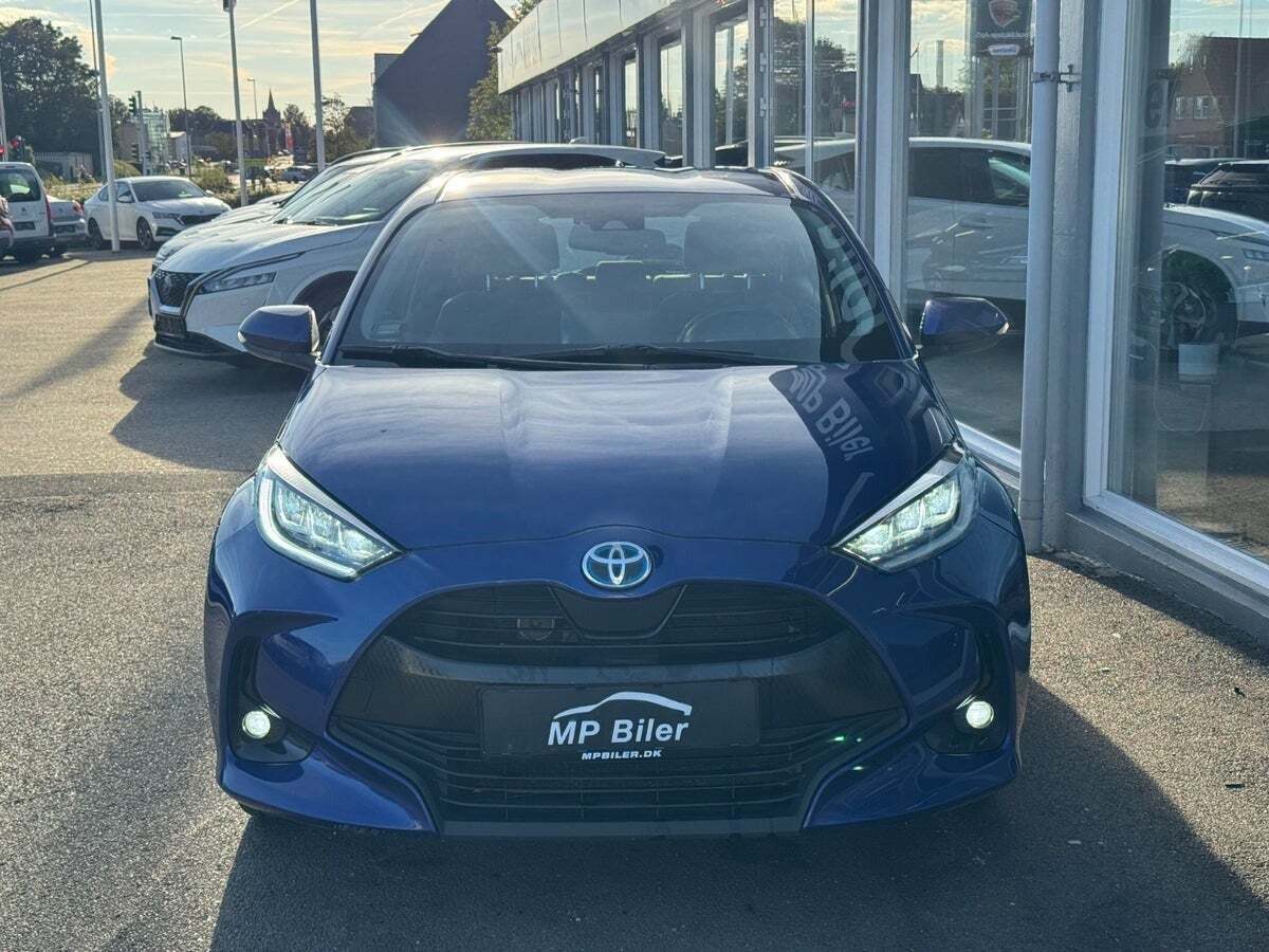 Blå Toyota Yaris fra 2021