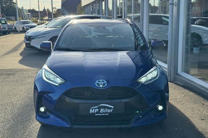Blå Toyota Yaris fra 2021