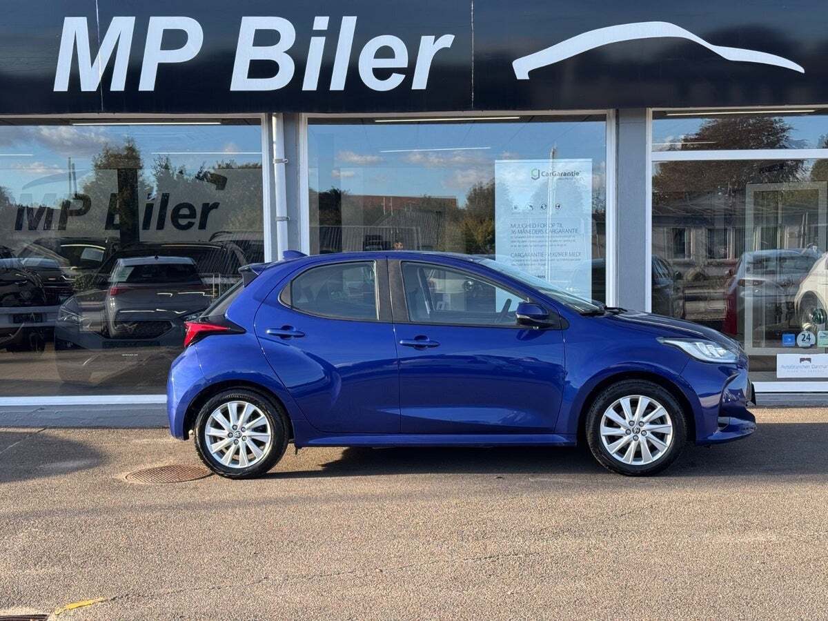 Blå Toyota Yaris fra 2021