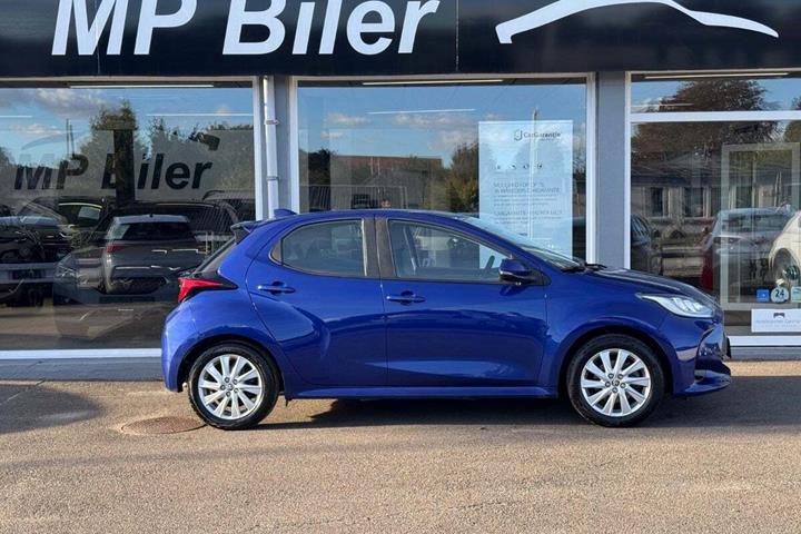 Blå Toyota Yaris fra 2021
