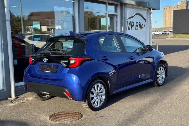 Blå Toyota Yaris fra 2021