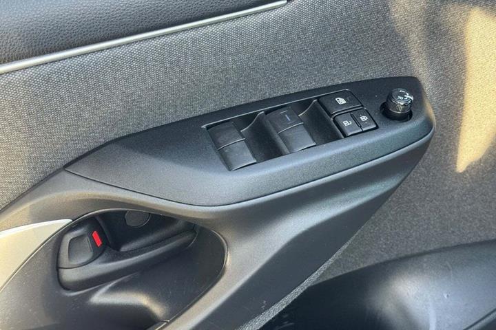 Blå Toyota Yaris fra 2021