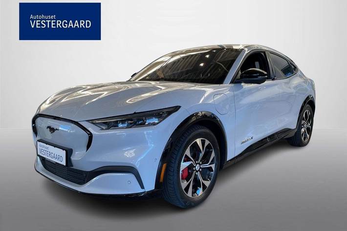Hvid Ford Mustang Mach-E fra 2023 set udefra
