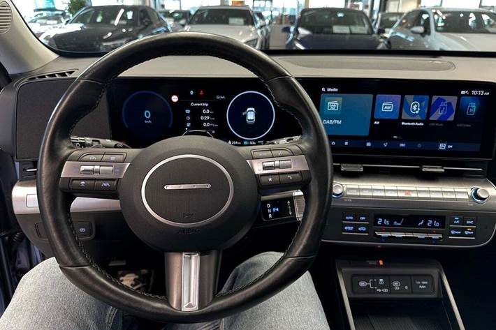 Grå Hyundai Kona fra 2024