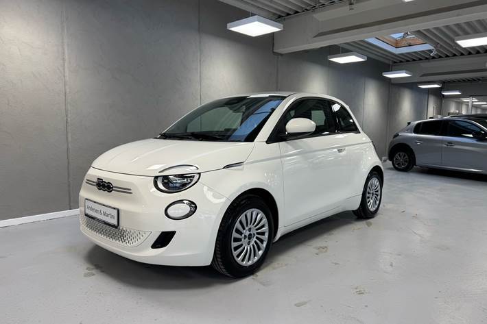 Hvid Fiat 500e fra 2023 set udefra