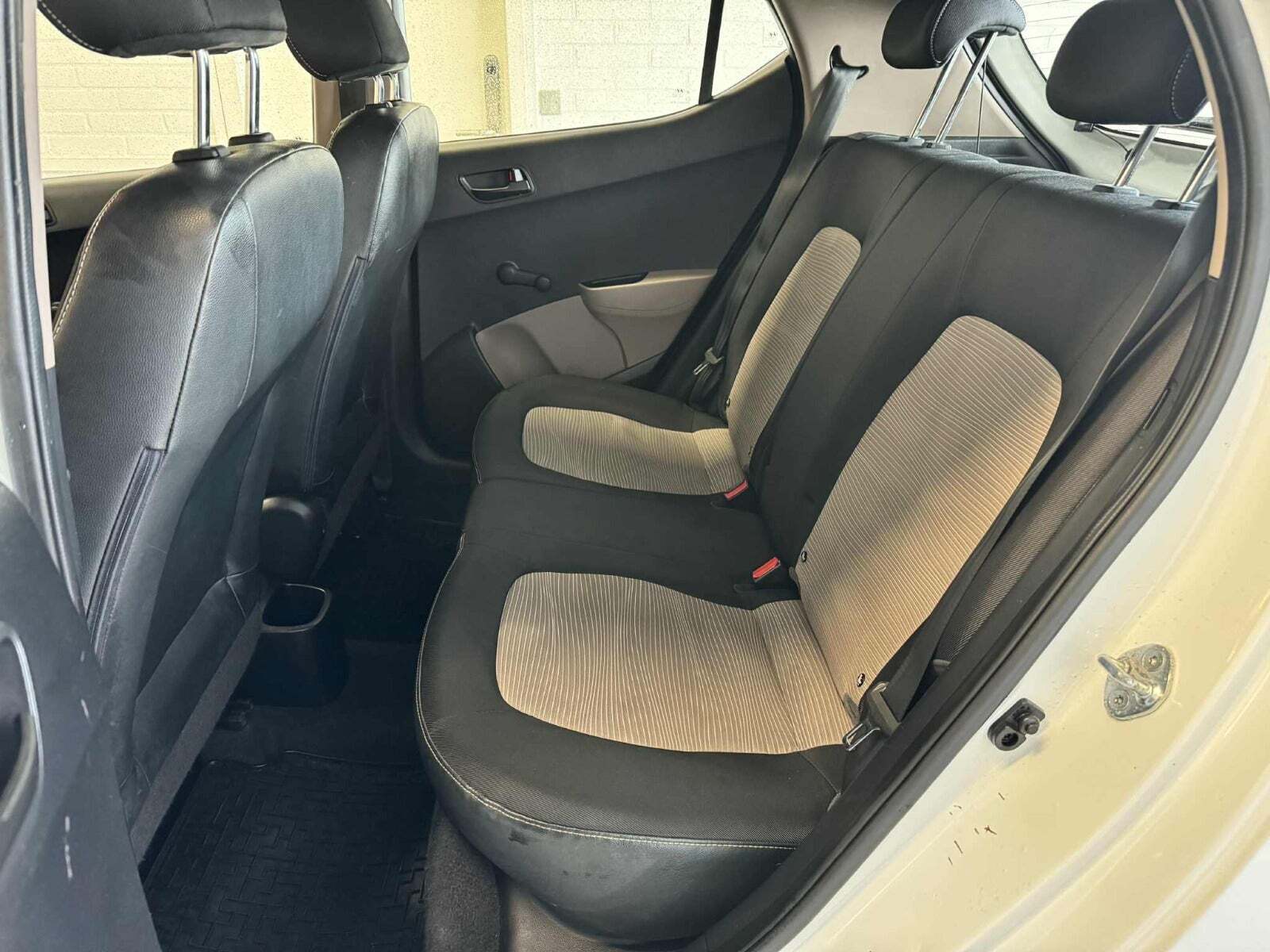 Hvid Hyundai i10 fra 2015