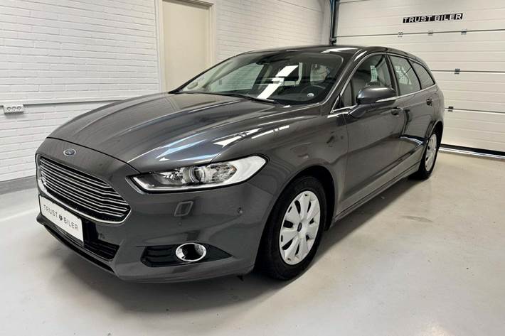 Grå Ford Mondeo fra 2016 set udefra