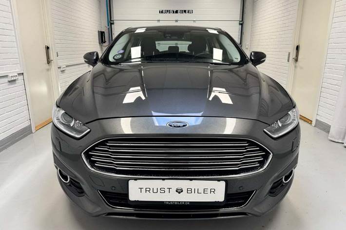 Grå Ford Mondeo fra 2016