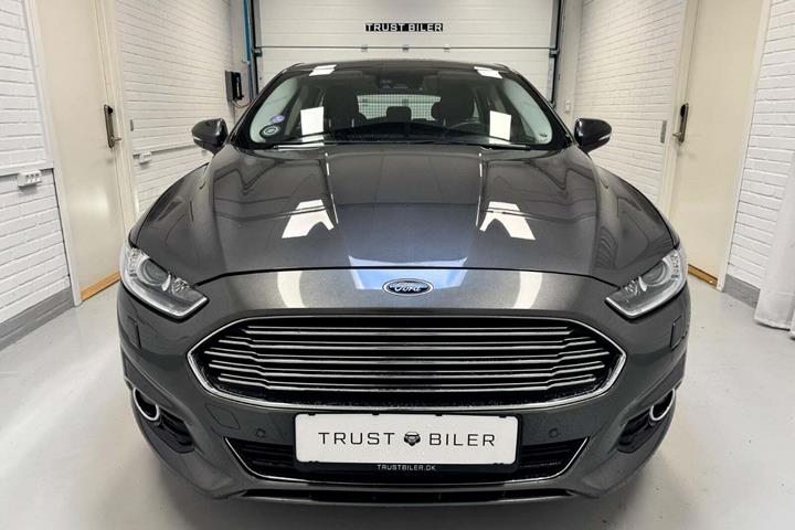 Grå Ford Mondeo fra 2016
