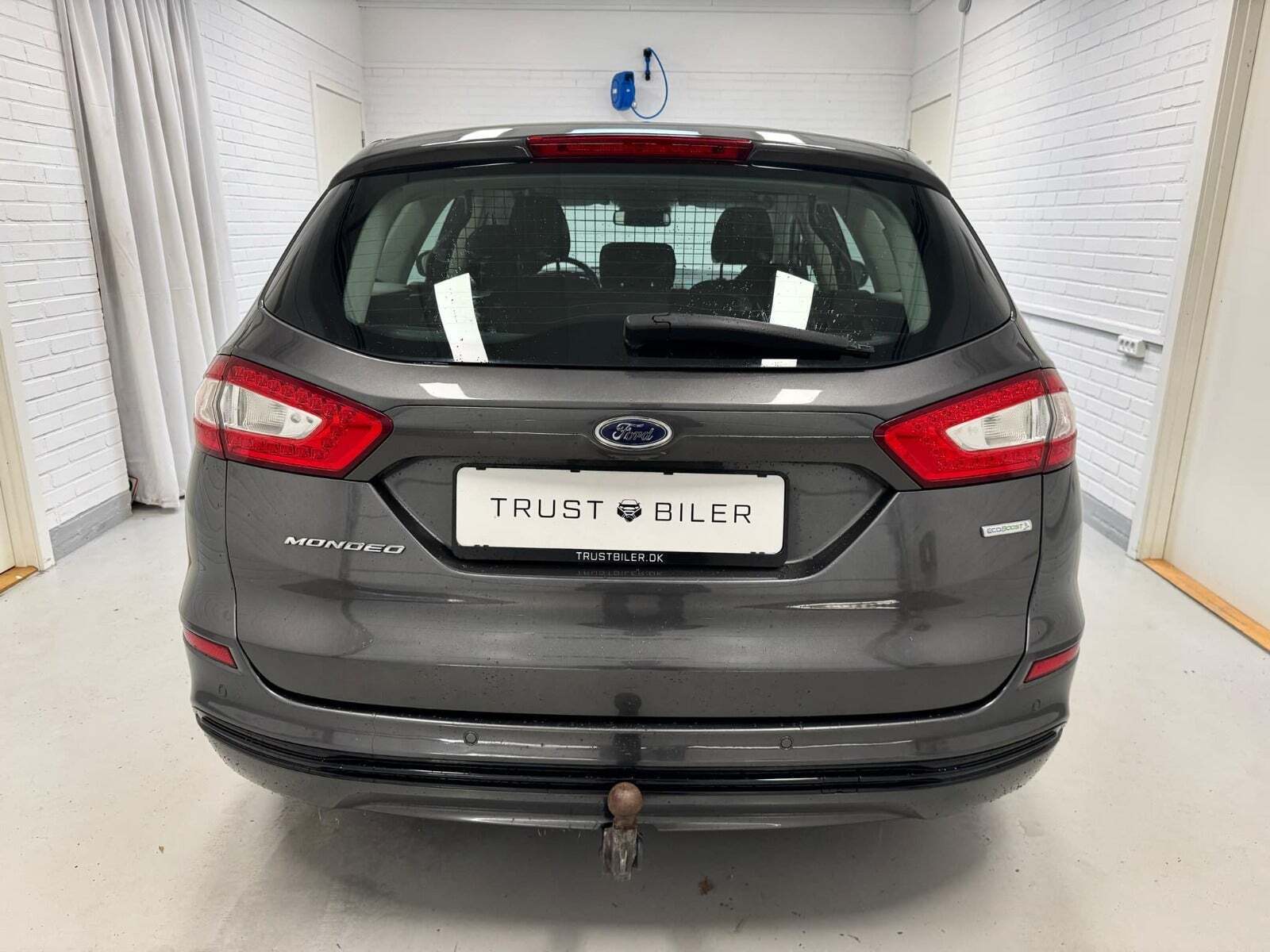 Grå Ford Mondeo fra 2016