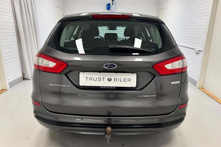 Grå Ford Mondeo fra 2016