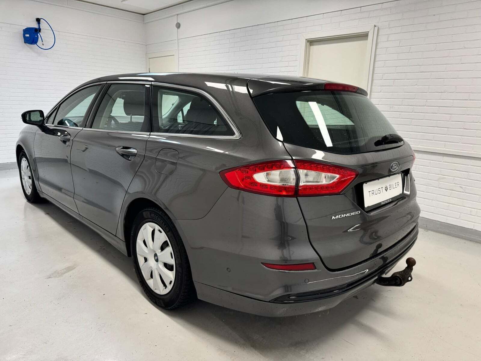 Grå Ford Mondeo fra 2016