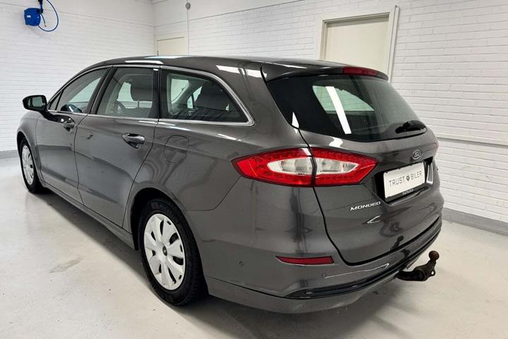 Grå Ford Mondeo fra 2016
