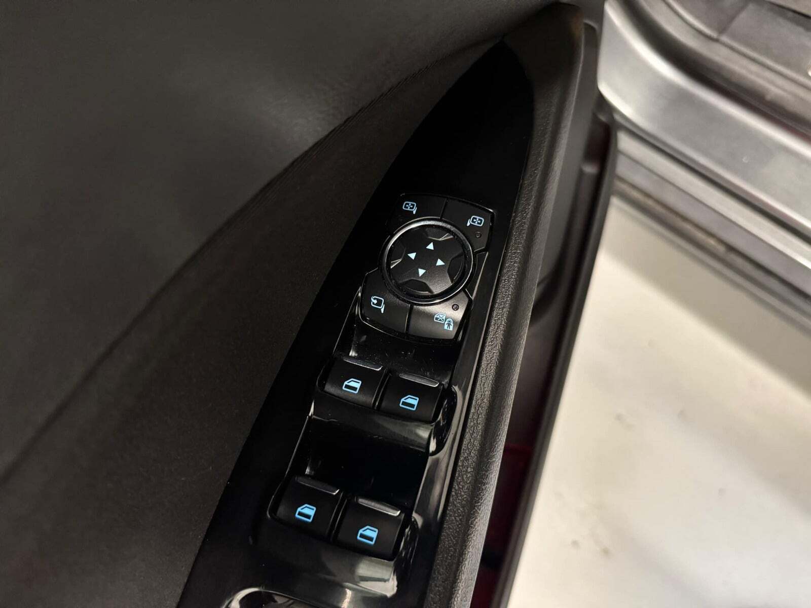 Grå Ford Mondeo fra 2016