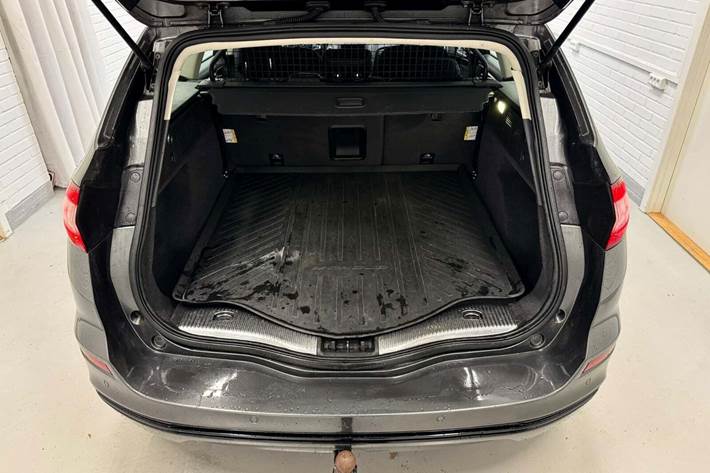 Grå Ford Mondeo fra 2016