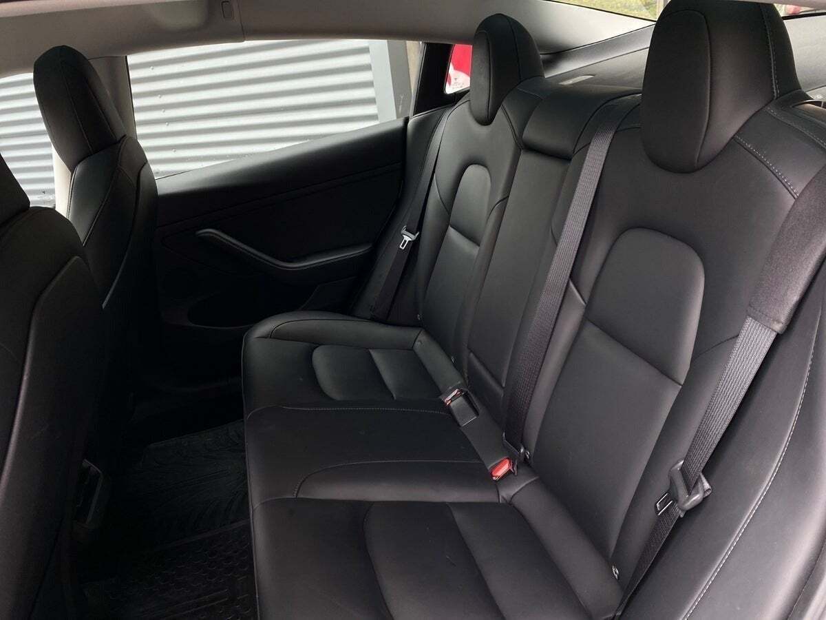 Hvid Tesla Model 3 fra 2022