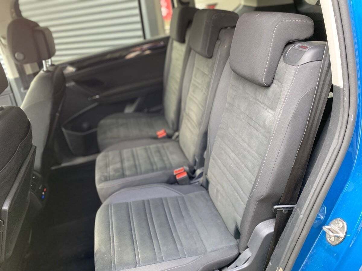 Blå VW Touran fra 2019