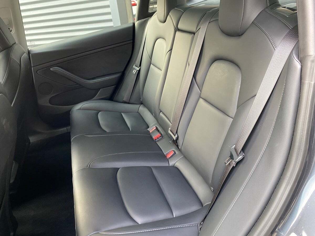 Grå Tesla Model 3 fra 2021