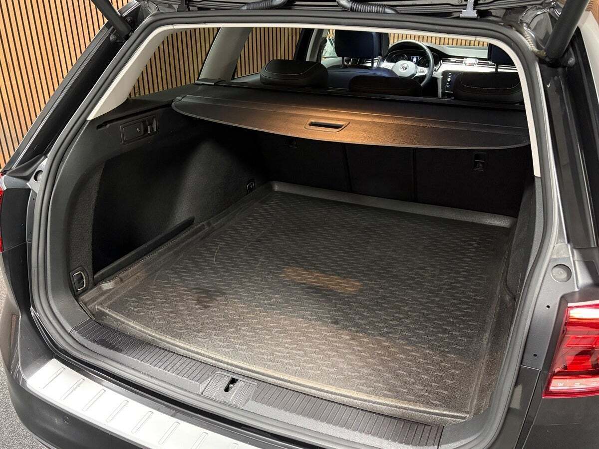 Grå VW Passat fra 2020