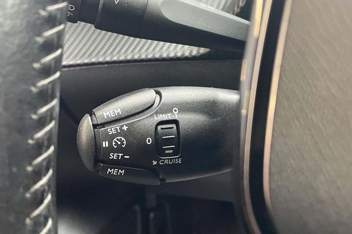 Sort Peugeot 208 fra 2020