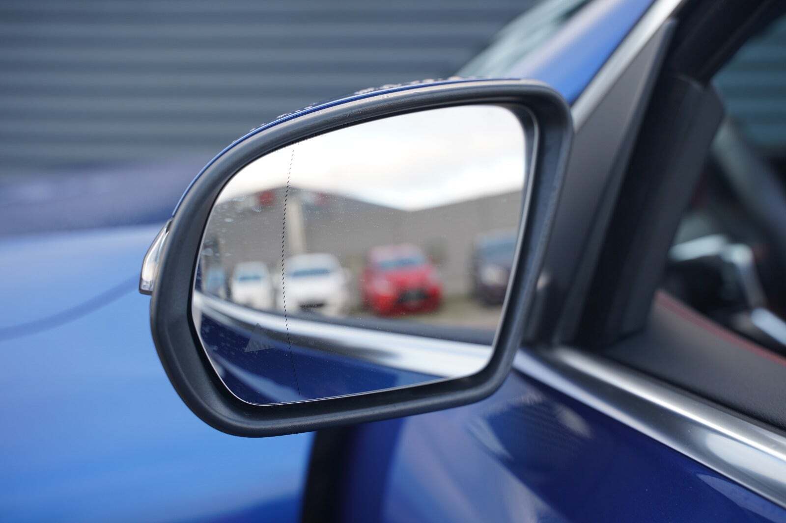 Blå Mercedes EQB300 fra 2025