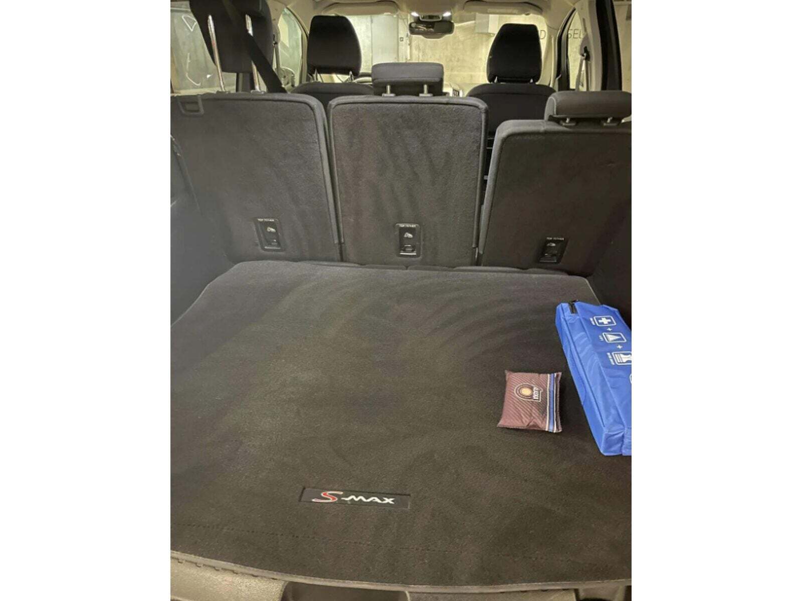 Grå Ford S-MAX fra 2022