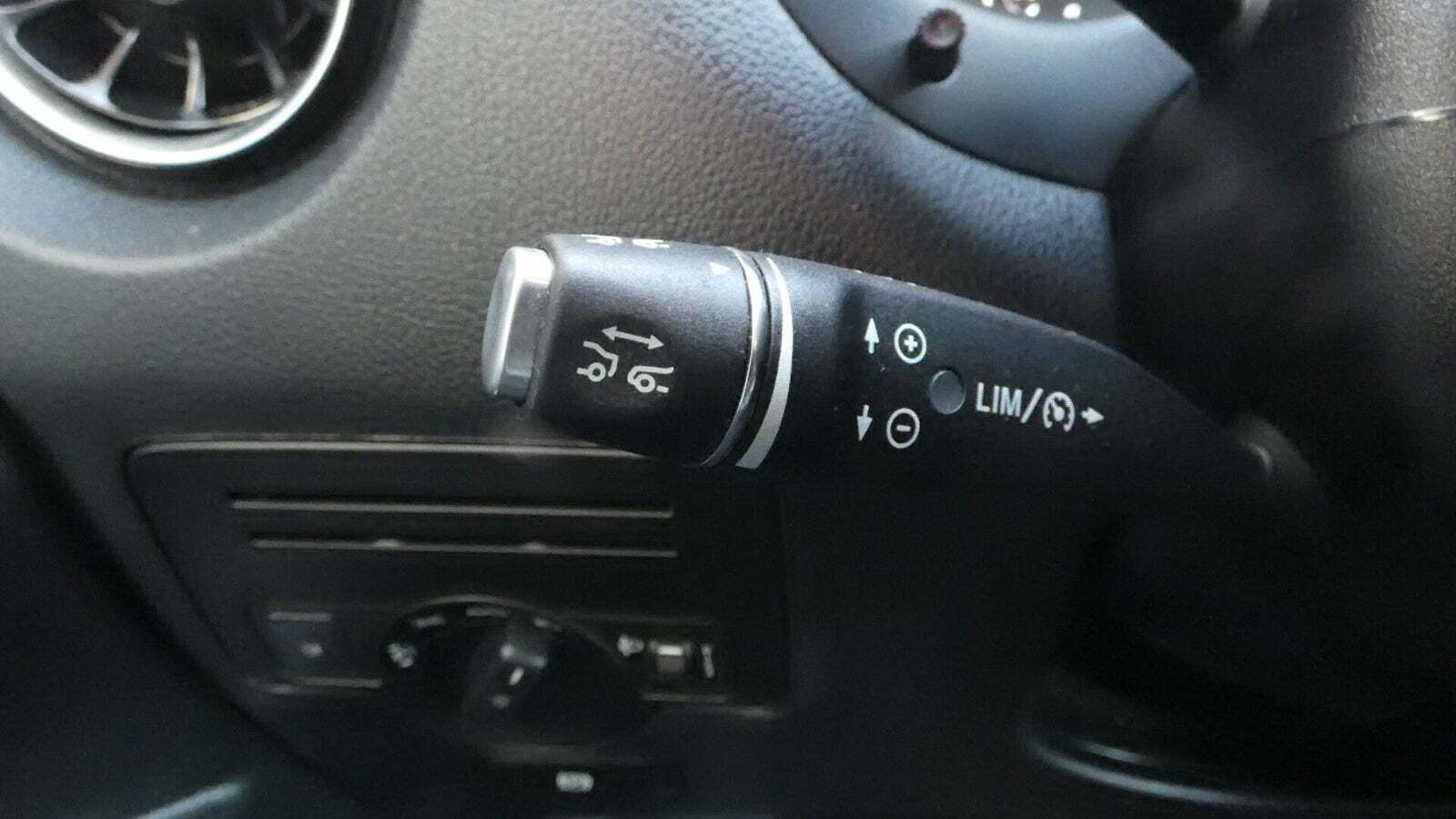 Hvid Mercedes Vito 114 fra 2023