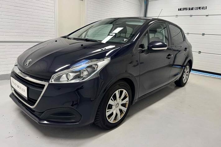 Blå Peugeot 208 fra 2018 set udefra