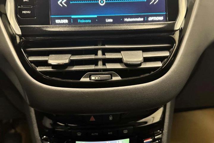 Blå Peugeot 208 fra 2018